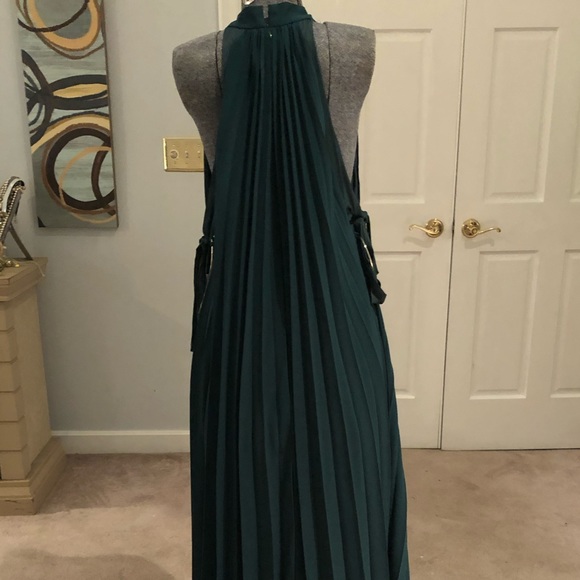 Dresses & Skirts - Forest green Dress with pleats Dresses & Skirts - Forest green Dress with pleats